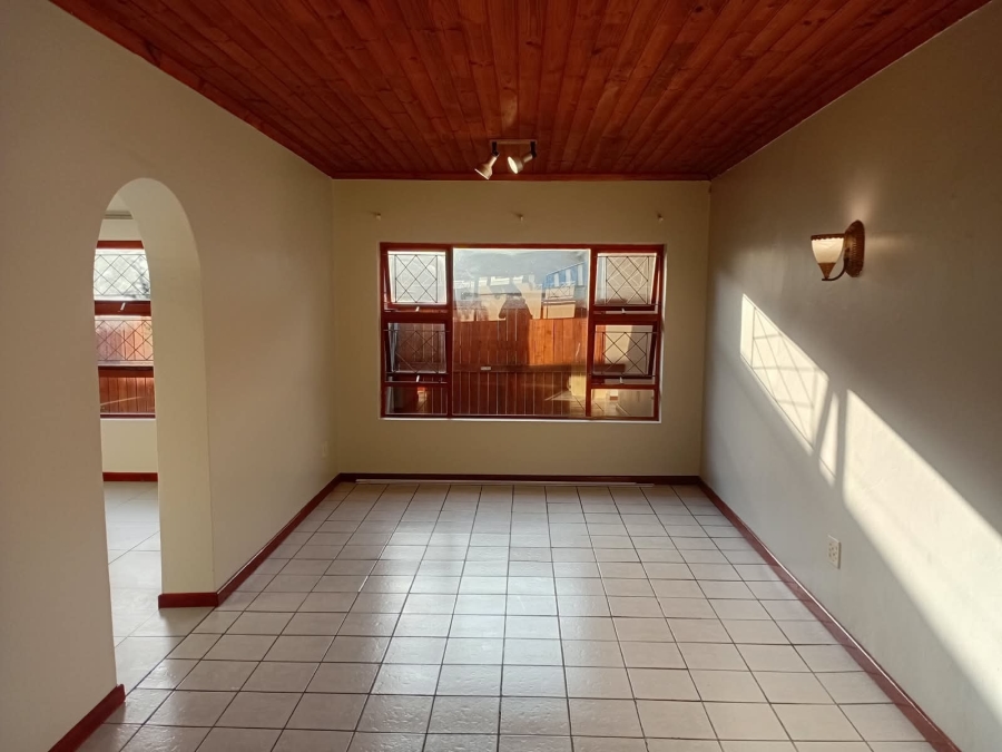 To Let 4 Bedroom Property for Rent in Bonza Bay Eastern Cape